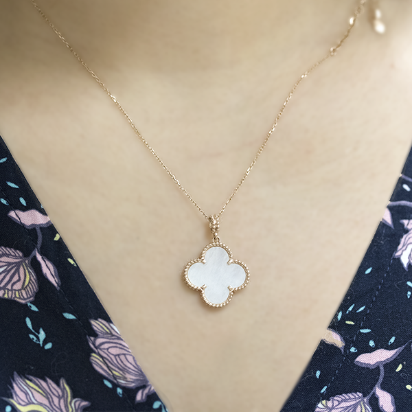 Pendant CLOVER With White Mother-of -pearl 